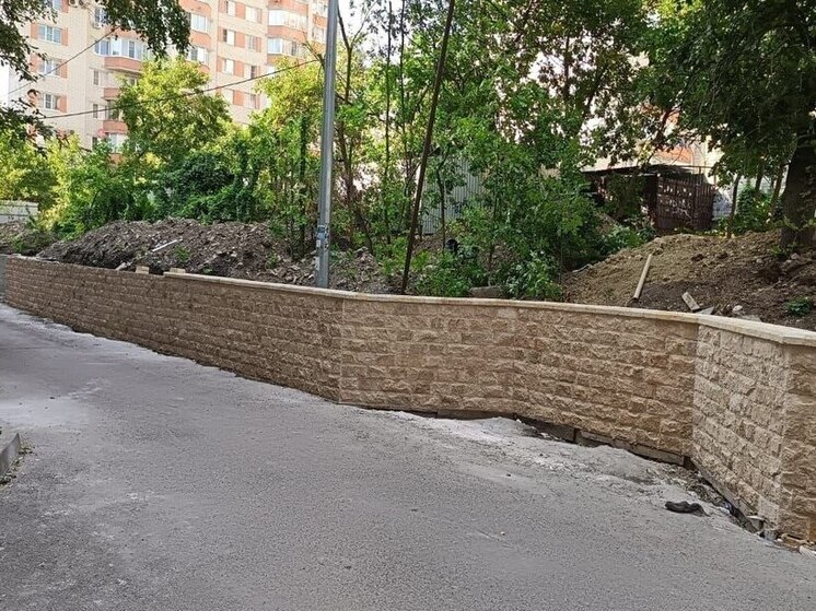 В Ставрополе ведутся масштабные работы по ремонту подпорной стены на улице 50 лет ВЛКСМ