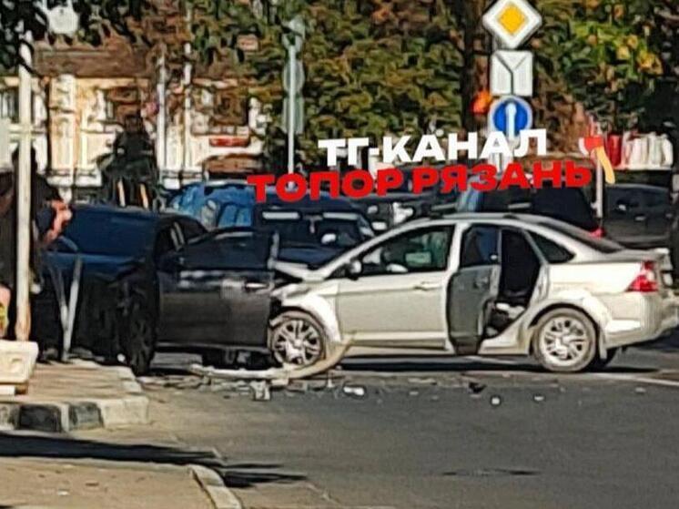 На перекрёстке в центре Рязани легковушка с ребёнком в салоне попала в ДТП