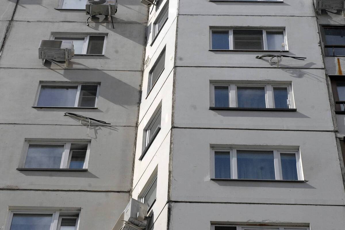 После хлопка выбило несколько стекол в жилом доме на востоке Москвы