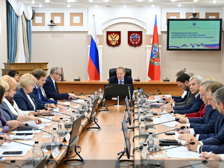 На заседании координационного совета при губернаторе Алтайского края по реализации государственной демографической и семейной политики 9 сентября глава региона Виктор Томенко обратил особое внимание на взаимодействие с семьями и постоянный мониторинг эффективности существующих мер поддержки. 
