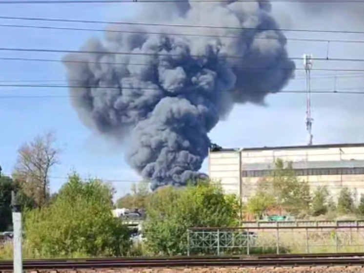 Сильный пожар охватил логистические склады в подмосковном Дмитрове