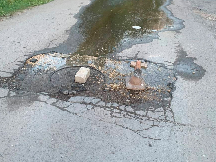 В Липецке из канализационного люка почти год течёт вода