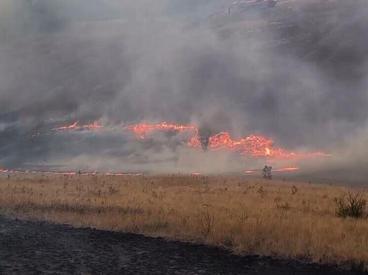 Сотрудники МЧС ликвидировали крупный пожар в Шахтёрске