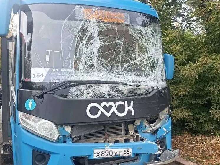 Четыре женщины пострадали в результате столкновения двух автобусов в Омске