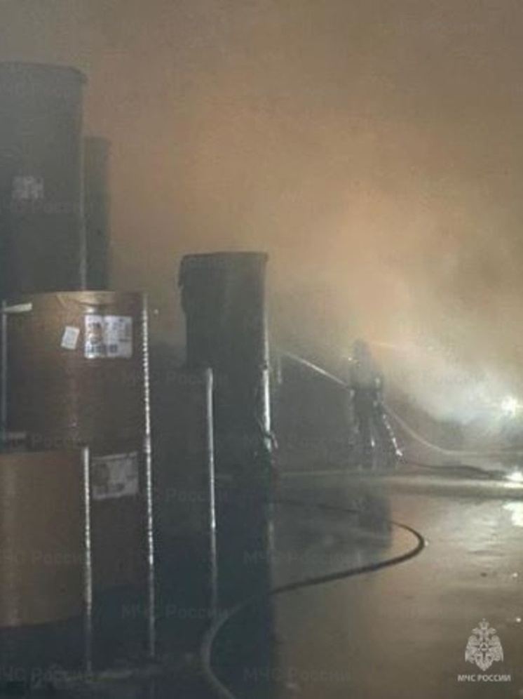 В Балабанове огонь охватил здание завода упаковки