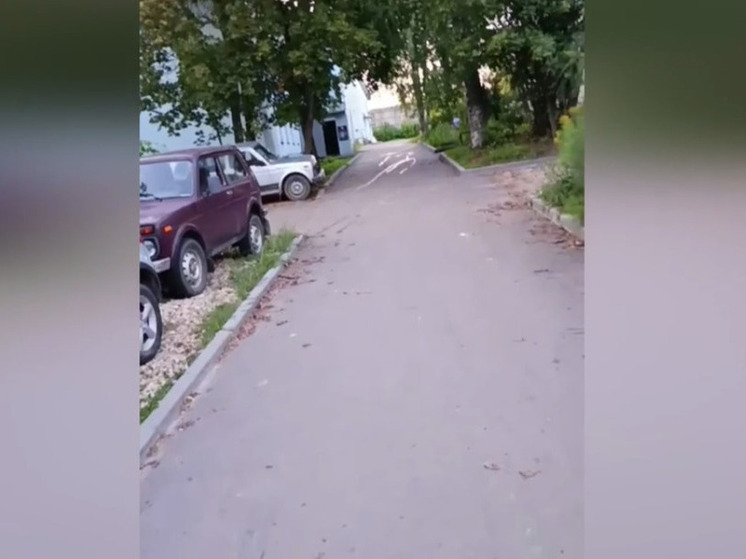 В Слободском разбираются с дефектами асфальта во дворах
