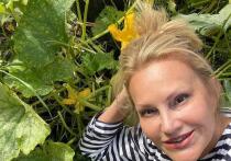 Экс-ведущая шоу «Принцип домино» и актриса Елена Старостина находит свой личный принцип гармонии не в гримерках, а на собственном участке в Новой Москве