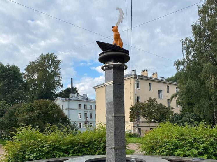 Загадочная скульптура кота в шляпе привлекла внимание полиции и петербуржцев