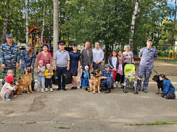 Смоленские сотрудники УФСИН навестили ребят из социально-реабилитационного центра «Феникс»