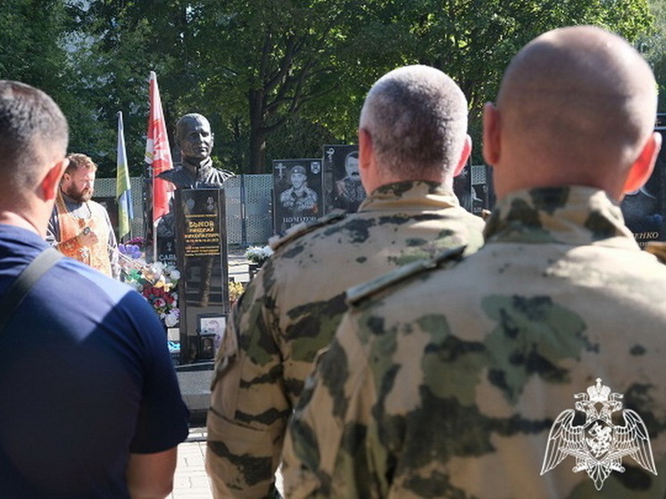 Курские росгвардейцы почтили память погибшего сотрудника СОБР «Кмет»