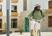 Тезис о «рекордном числе преступлений афганцев» требует методологической проверки. Депутат AfD Ян Венцель Шмидт сложил в одну корзину все, что попадает в полицейскую отчетность — от смертельных нападений до неосторожного наезда велосипедиста. Так устроена PKS: она фиксирует подозреваемых и зарегистрированные полицией случаи, а не судебные решения. Новости Германии по-русски