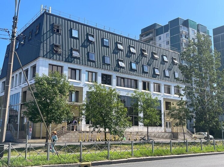 Санкт-Петербург находится на четвертом месте в стране по числу пенсионеров. Первое, как несложно догадаться, занимает Москва. Это значит, что растет нагрузка на государственные организации, предоставляющие услуги гражданам «серебряного возраста» и предпенсионерам. В числе самых посещаемых учреждений — филиалы Социального фонда России. Но зачастую их посещение — это очередной стресс.