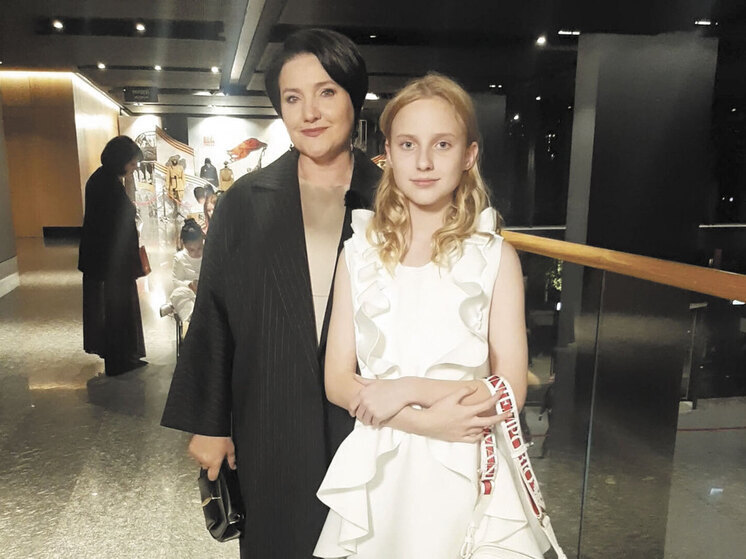 Актриса Инга Оболдина появилась на премьере в компании своей дочки