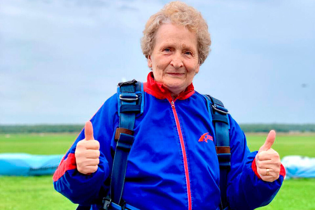 70-летняя жительница подмосковных Озер рискнула прыгнуть с парашютом