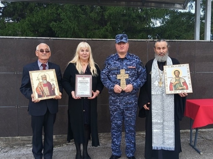 Спецподразделениям Росгвардии Чувашии передали походные иконы с мощами святых