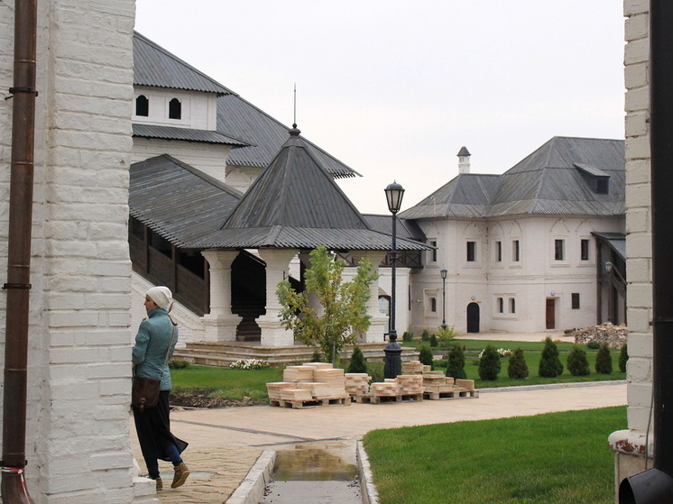 Священник назвал причины, почему девушки приходят в храм в юбке и платке