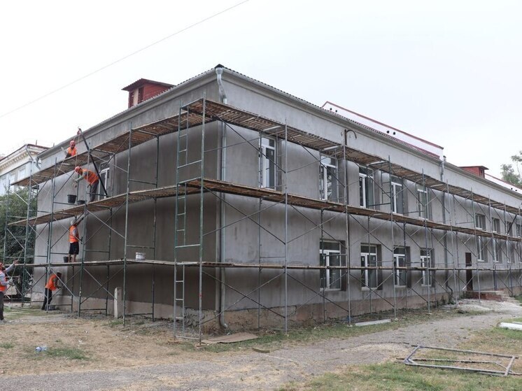 Капитальный ремонт фасадов школы Керчи выходит на финишную прямую