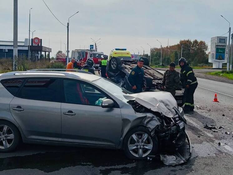 Мальчика госпитализировали. В Бийске произошло жесткое ДТП с переворотом