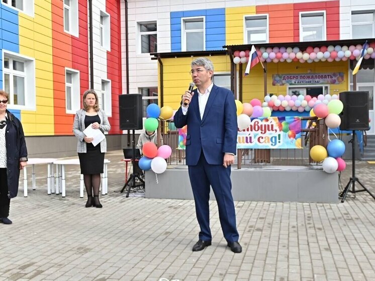 "Мужики, несите жен в спальню": глава Бурятии принял участие в открытии нового детсада