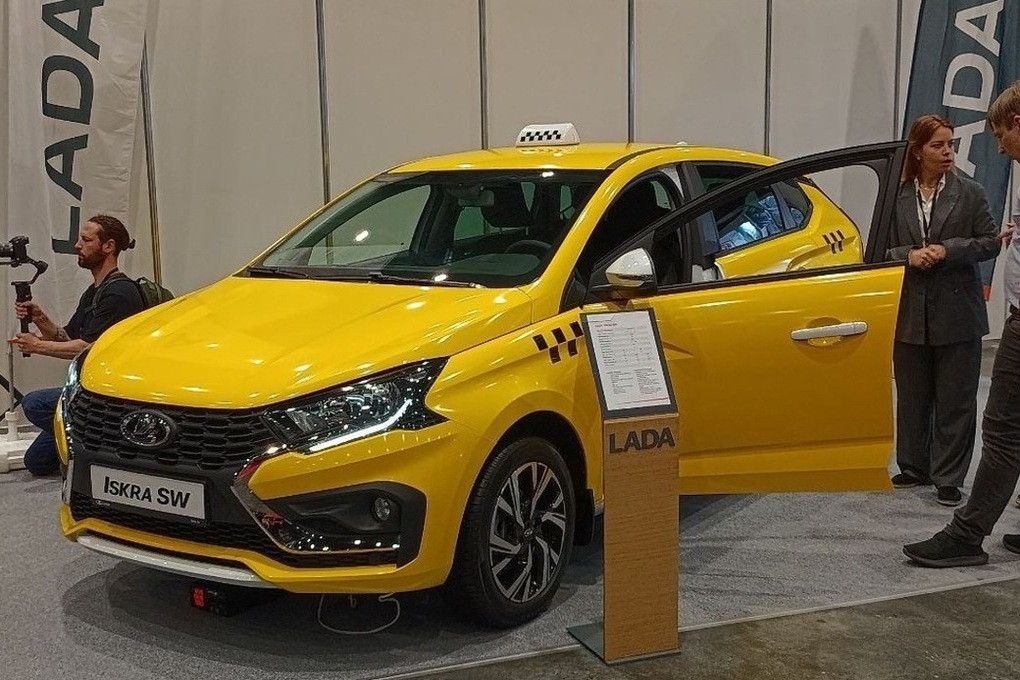 4 комплектации нового универсала Lada Iskra для такси сняли на фото в Петербурге