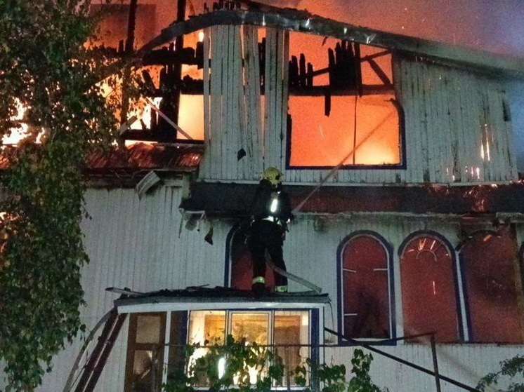 Семь отделений пожарных ночью тушили частный дом в Марий Эл