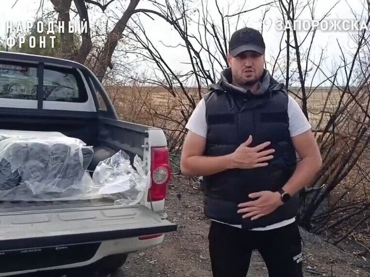Народный фронт передал запорожским коммунальщикам 10 противоосколочных жилетов