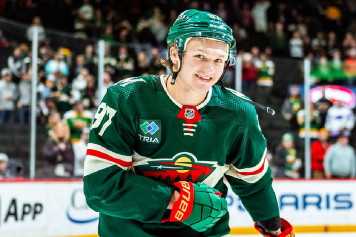 Американский клуб НХЛ это опровергает: сторона российского игрока обдумывает предложение.