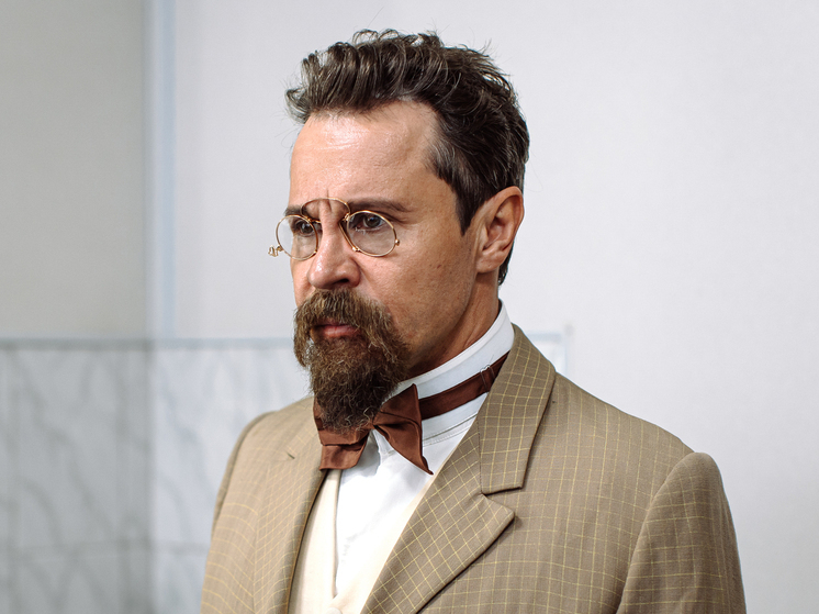 Павел Деревянко преобразился в Чехова для съемок в новой комедии