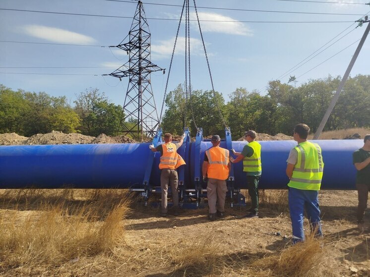 Новый участок магистрального водовода строят в Алчевске