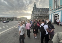 Журналистка «МК в Питере» стала свидетельницей странного перформанса на Невском проспекте: от уличных танцев до навязчивого знакомства, закончившегося попыткой насильно ее куда-то увести. К сожалению, Невский проспект из самой главной достопримечательности постепенно превращается в филиал печального известного рынка «Апрашка», где можно легко столкнуться с неприятностями среди белого дня.