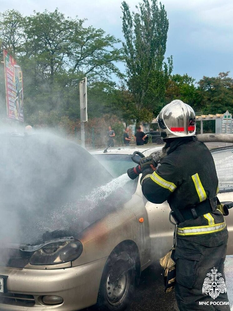 Запорожские спасатели потушили загоревшийся на ходу автомобиль