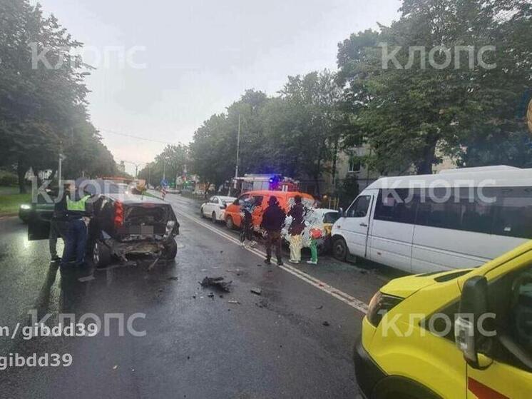 В Калининграде водитель микроавтобуса после ДТП сбрендил и разделся до трусов