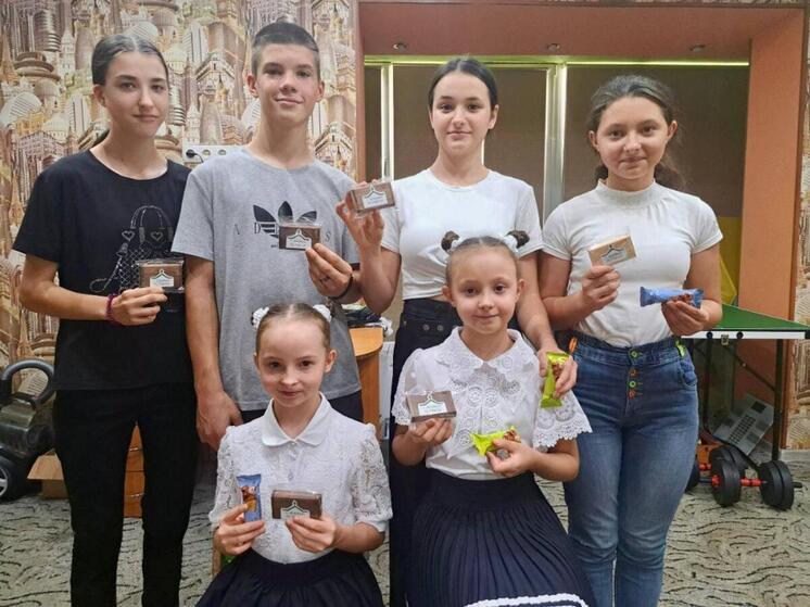 Технологии на службе образования: Томская область обеспечила детей-сирот Приазовья флешками