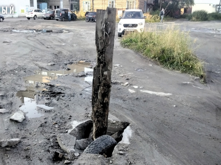 В Мурманске на улице Русанова ямы во дворах латают мусором
