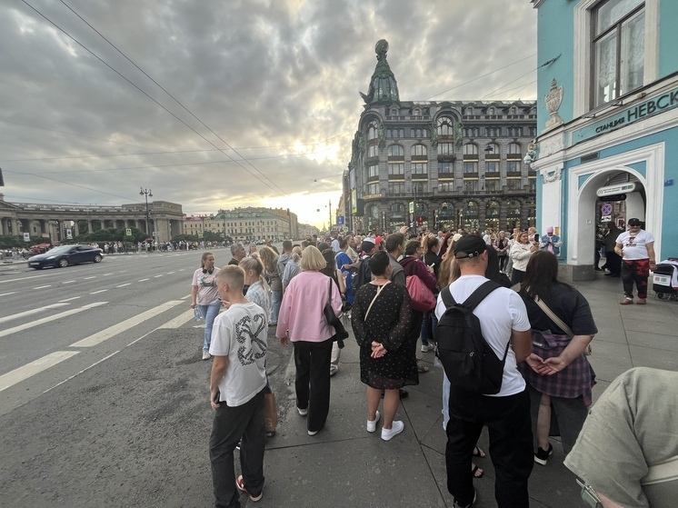 Журналистка «МК в Питере» стала свидетельницей странного перформанса на Невском проспекте: от уличных танцев до навязчивого знакомства, закончившегося попыткой насильно ее куда-то увести. К сожалению, Невский проспект из самой главной достопримечательности постепенно превращается в филиал печального известного рынка «Апрашка», где можно легко столкнуться с неприятностями среди белого дня.