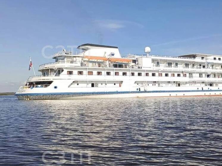 Теплоход с пассажирами сел на мель под Вологдой