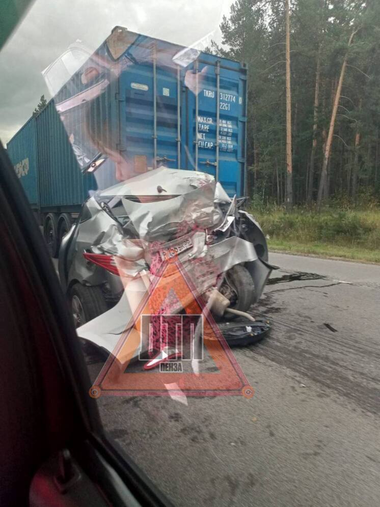 На трассе М-5 под Пензой произошло серьезное ДТП с участием легкового автомобиля и фур