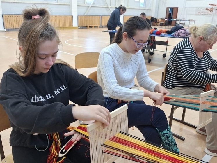 Жителей Амдермы научили ткать пояса