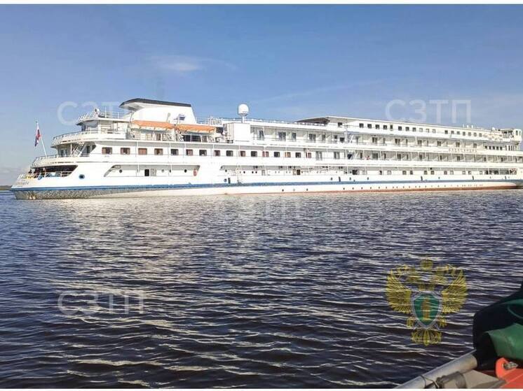 12 часов пассажиров севшего на мель теплохода под Вологдой не могут эвакуировать, пишет Shot