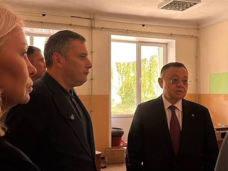 Хинштейн и Файзуллин ознакомились с восстановлением курского села Большое Солдатское