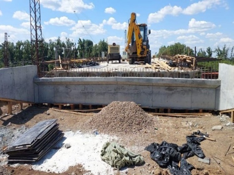 В Волновахе восстанавливают поврежденный в результате боевых действий путепровод