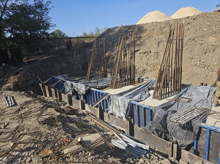 В Мироновском капитально ремонтируют мост через реку Скелевую