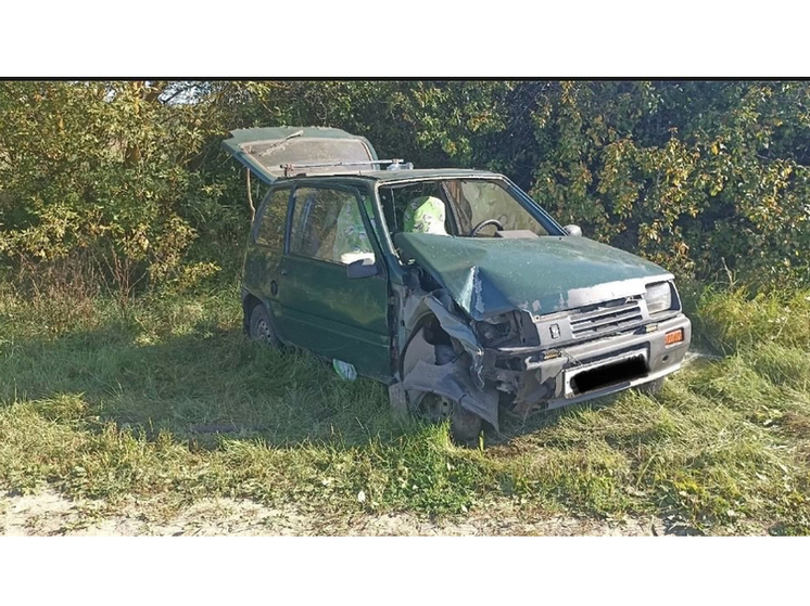 В Орловской области автомобиль улетел в кювет и врезался в опору ЛЭП