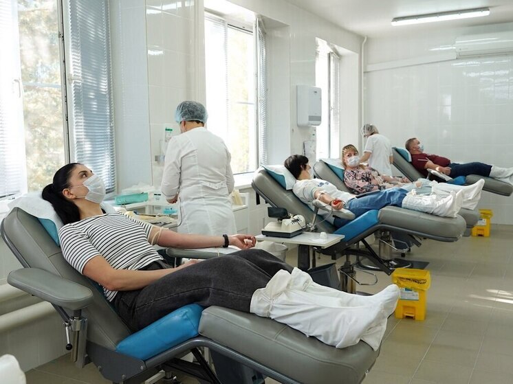 Медработники сдали кровь на Новгородской станции крови в День донора