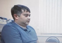 В четверг, 11 сентября 2025 года в Иркутском областном суде, где идет процесс над четырьмя  бывшими сотрудниками  ангарской ИК-15,  произошел неожиданный (хотя эксперты считают — как раз ожидаемый) поворот.  Один  из обвиняемых экс-тюремщиков  отказался подтверждать данные на следствии показания. Речь о бывшем заместителе начальника колонии Тараканове, который до этого подробно рассказал о системе пыток.