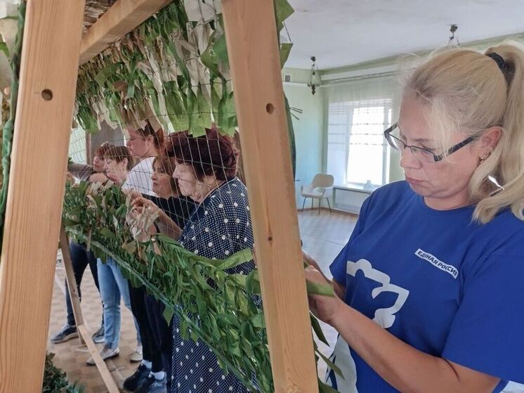 В ЛНР единороссы провели для семей участников СВО мастер-класс по плетению маскировочных сетей