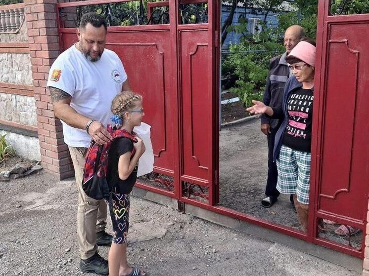 Липчане подарили наборы канцелярии школьникам из подшефного округа в ДНР