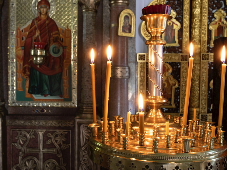 Священник объяснил, почему свечи в церкви не бывают бесплатными