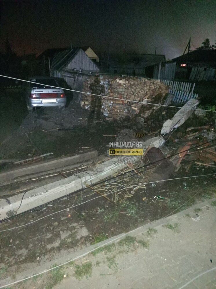 В Новосибирске пьяный водитель врезался в столб и перевернулся