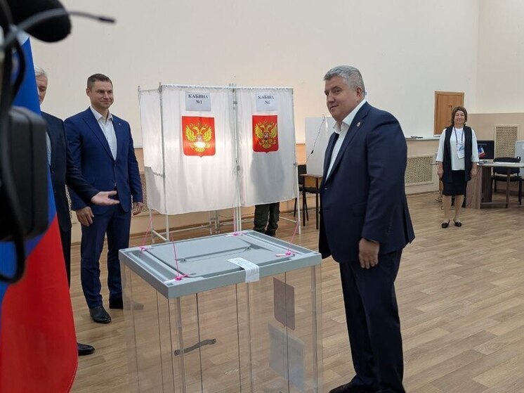 Дронов проголосовал на досрочных выборах губернатора Новгородской области